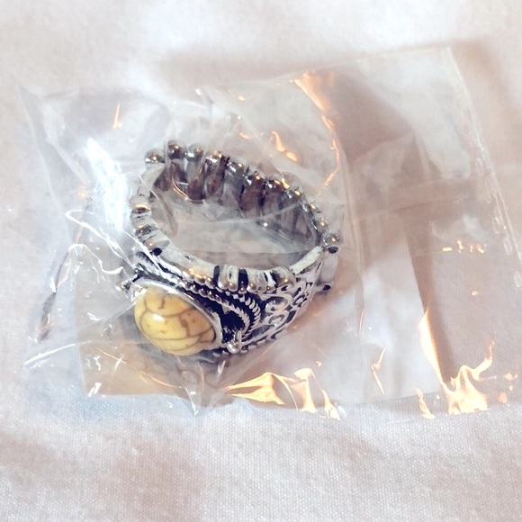 NWT 🌼 PAPARAZZI YELLOW HOWLITE STONE SILVER STRETCH RING One Size Fits All - Picture 8 of 8